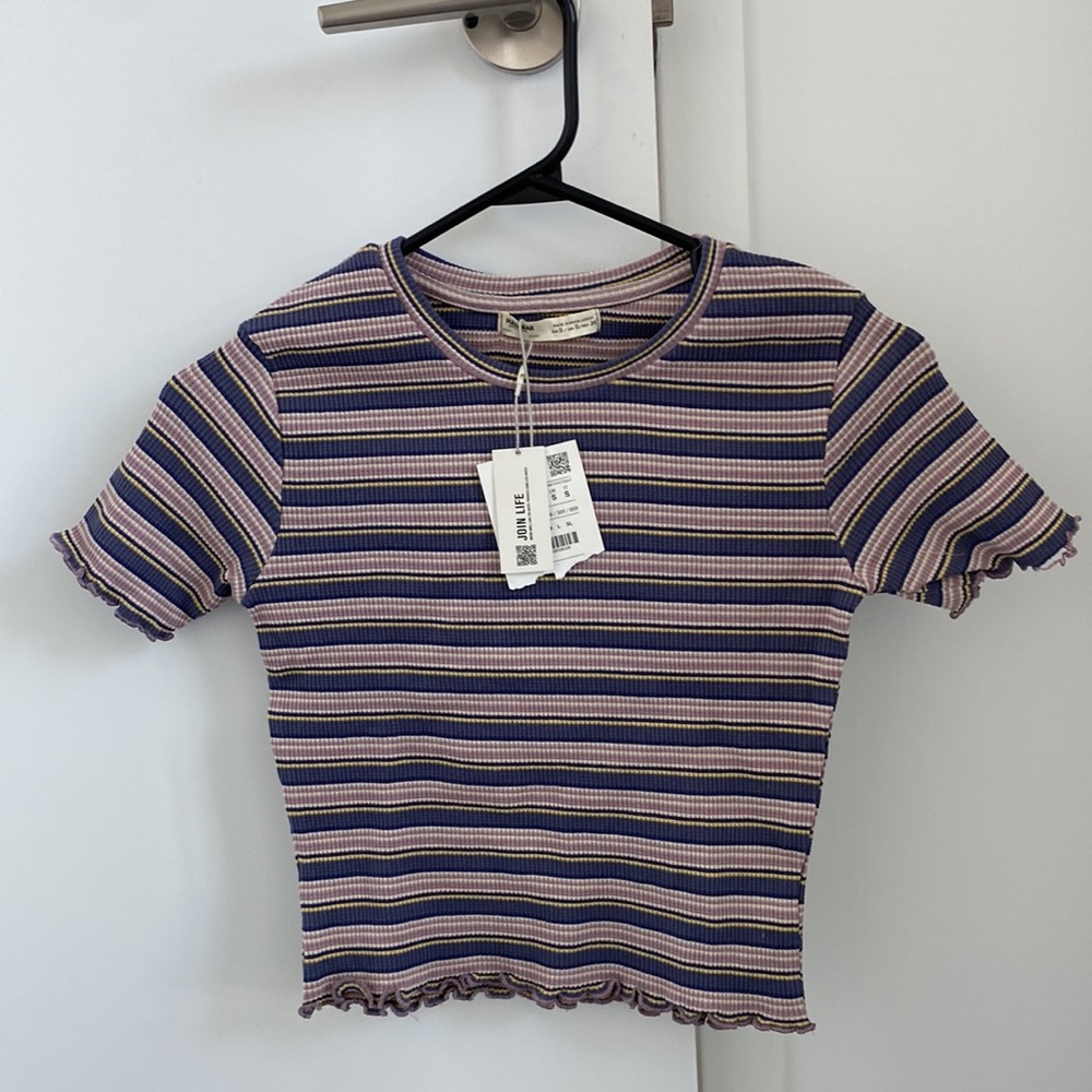 NWT Cropped pull and bear tshirt - Picture 2 of 3